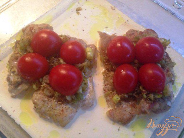 Фото приготовление рецепта: Свинина с луком-пореем и помидорами черри шаг №7