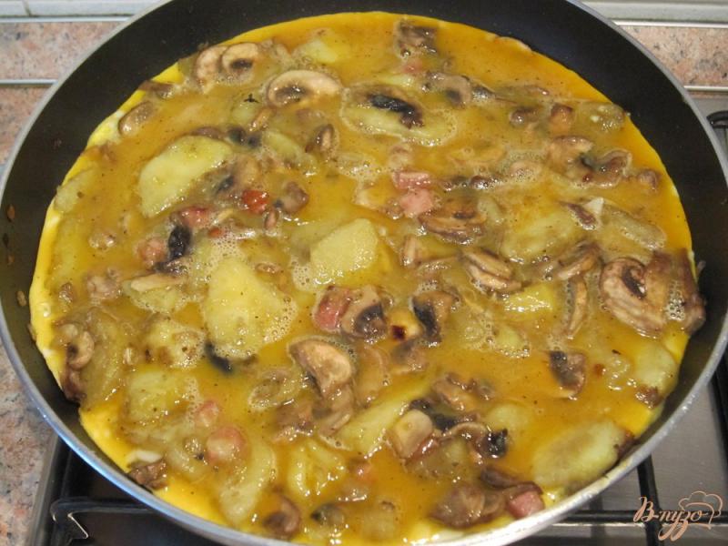 Фото приготовление рецепта: Тортилья с грибами и картофелем шаг №8