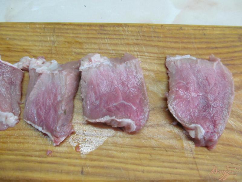 Фото приготовление рецепта: Мясо под соусом из красной смородины шаг №1