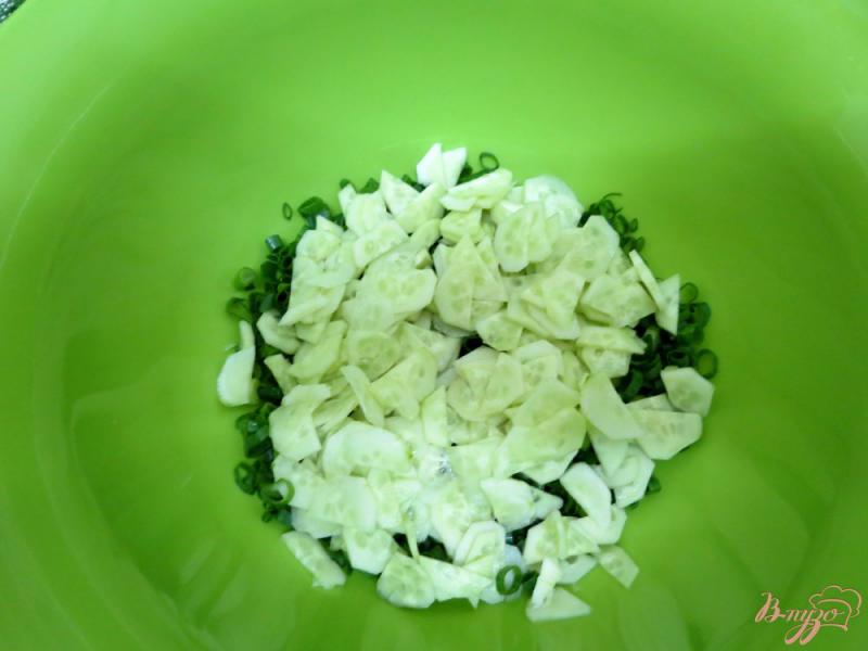 Фото приготовление рецепта: Салат из огурцов и салата шаг №6
