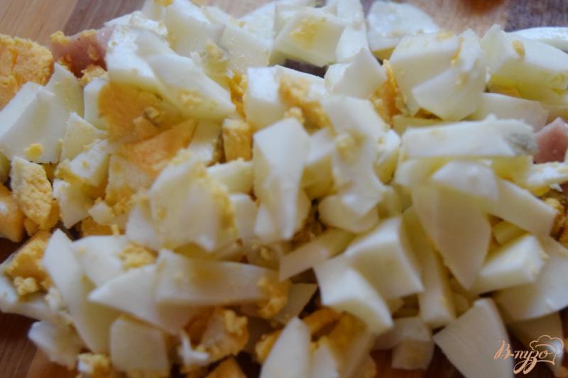 Фото приготовление рецепта: Салат с колбасой, сыром и болгарским перцем шаг №2