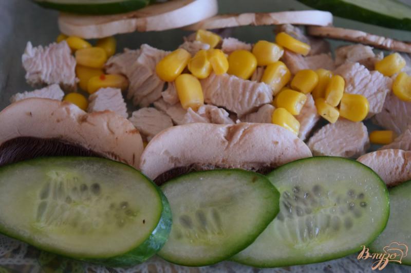 Фото приготовление рецепта: Салат с куриным филе и шампиньонами шаг №5