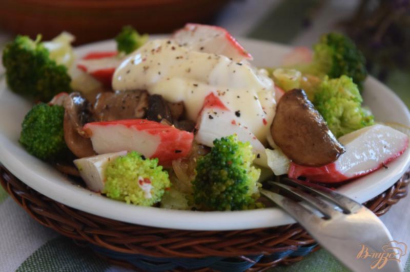 Фото приготовление рецепта: Салат с крабовыми палочками и брокколи шаг №6