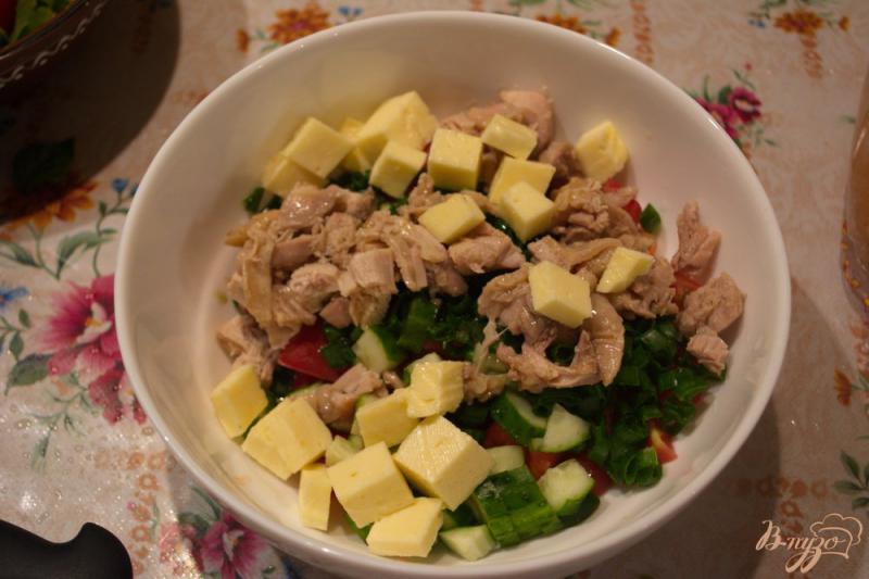 Фото приготовление рецепта: Сочный салат с курицей и бальзамиком шаг №4