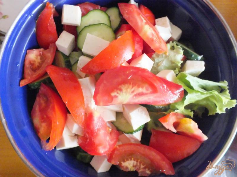 Фото приготовление рецепта: Салат с маслинами и бынзой шаг №4