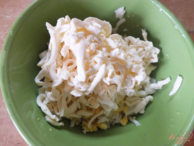 Фото приготовление рецепта: Закуска из яиц с листьями салат шаг №2