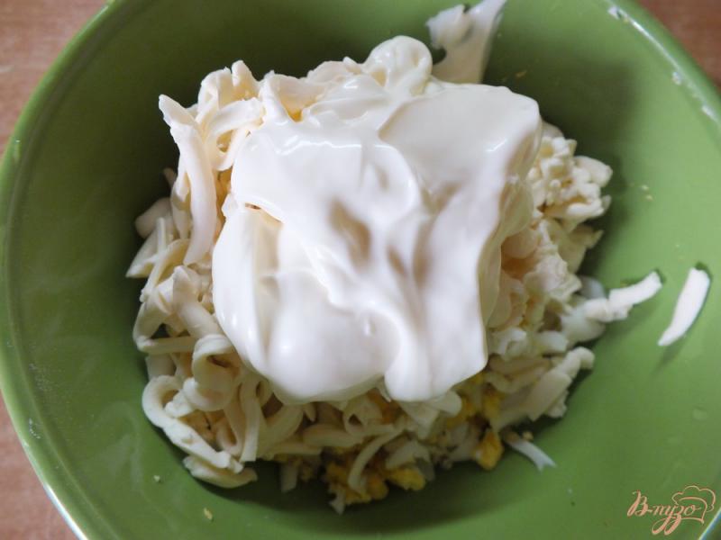 Фото приготовление рецепта: Закуска из яиц с листьями салат шаг №3