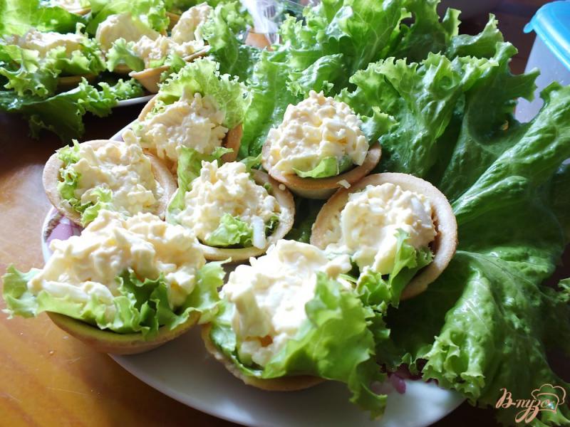 Фото приготовление рецепта: Закуска из яиц с листьями салат шаг №5
