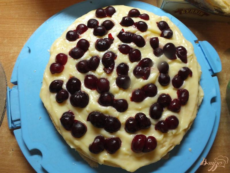 Фото приготовление рецепта: Торт вишневый с заварным кремом и шоколадом шаг №6