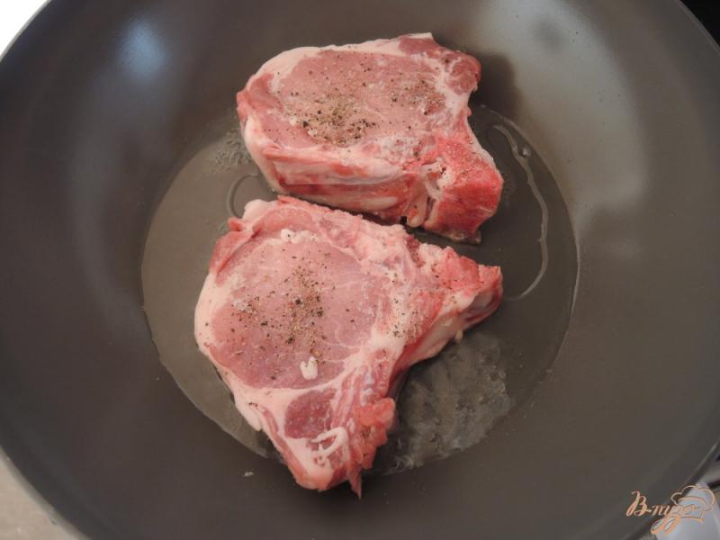 Фото приготовление рецепта: Свиные котлеты на кости в луковом соусе шаг №2