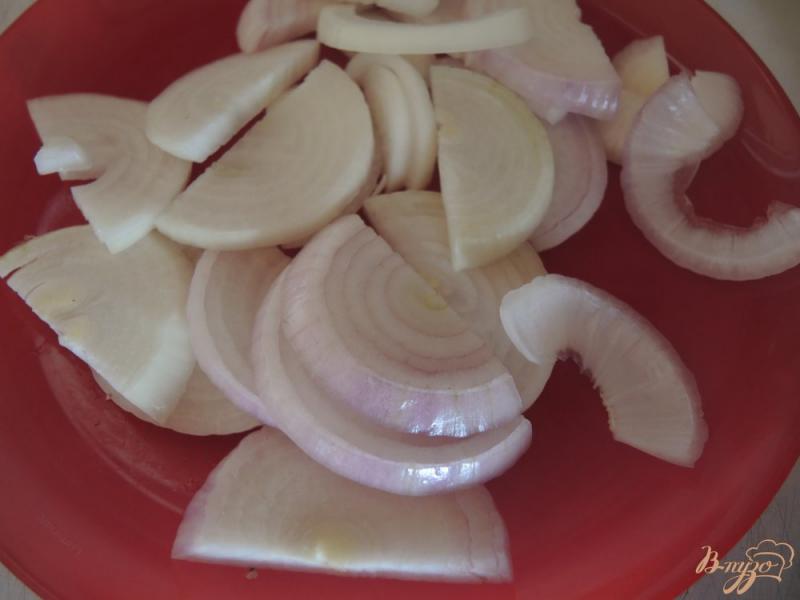 Фото приготовление рецепта: Свиные котлеты на кости в луковом соусе шаг №4