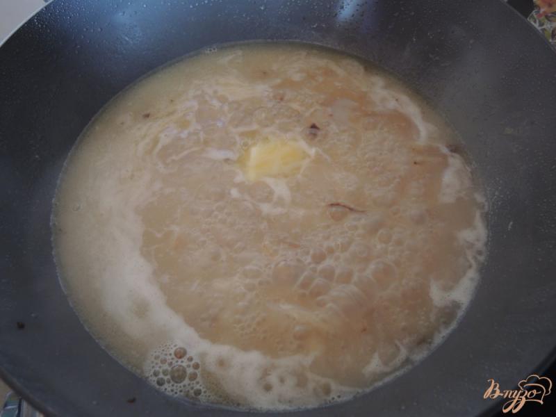 Фото приготовление рецепта: Свиные котлеты на кости в луковом соусе шаг №7