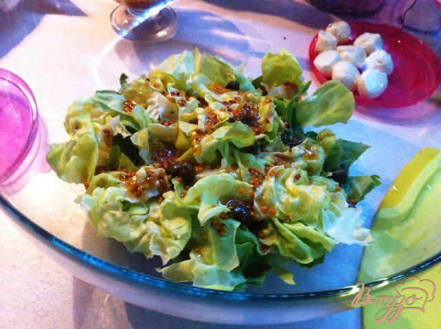 Фото приготовление рецепта: Зеленый салат с помидорами черри и моцареллой шаг №4