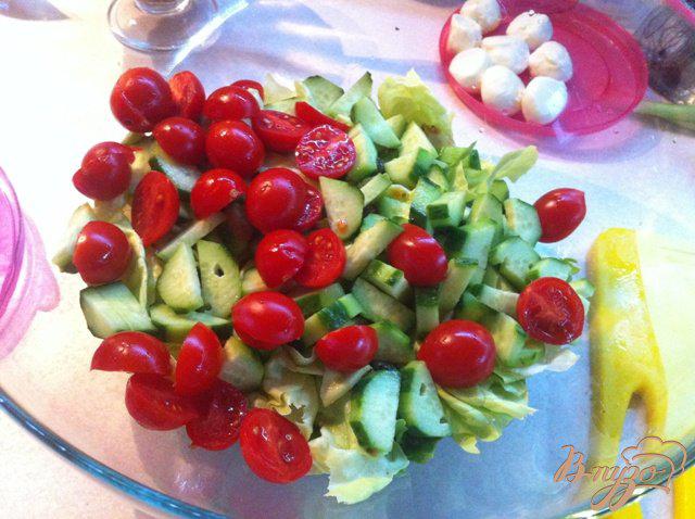 Фото приготовление рецепта: Зеленый салат с помидорами черри и моцареллой шаг №5