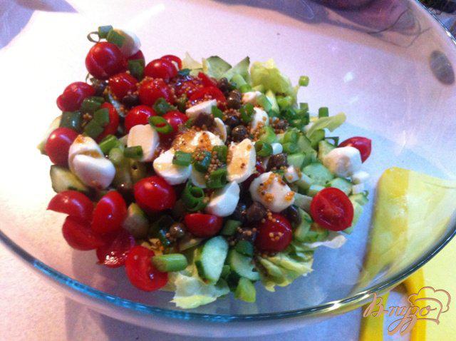 Фото приготовление рецепта: Зеленый салат с помидорами черри и моцареллой шаг №6