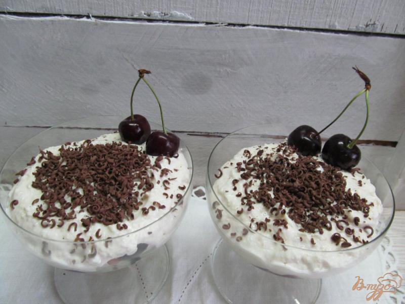 Фото приготовление рецепта: Творожный десерт с черешней и шоколадом шаг №5