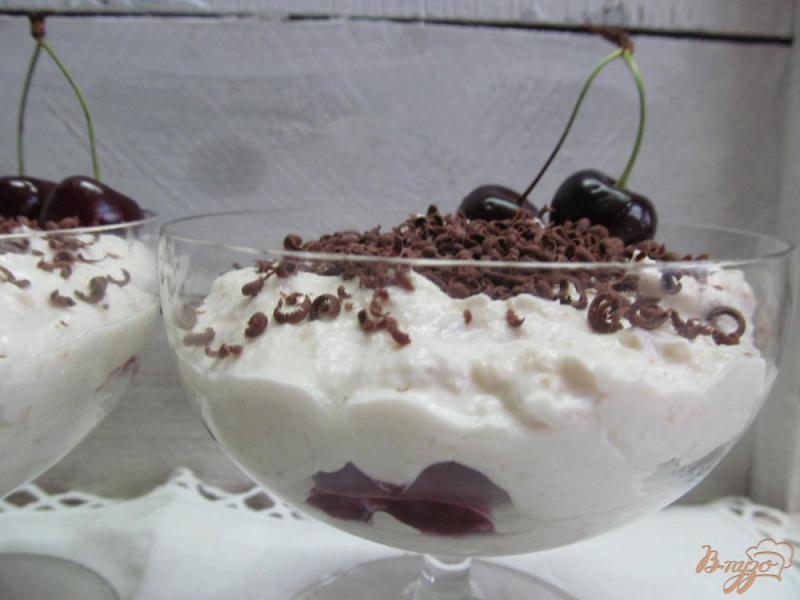 Фото приготовление рецепта: Творожный десерт с черешней и шоколадом шаг №6