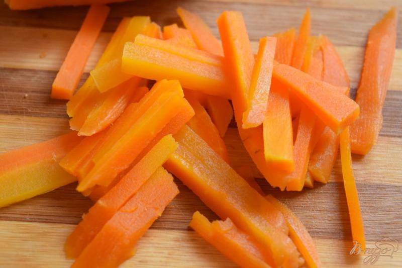 Фото приготовление рецепта: Салат с морковью и консервированным горошком шаг №1