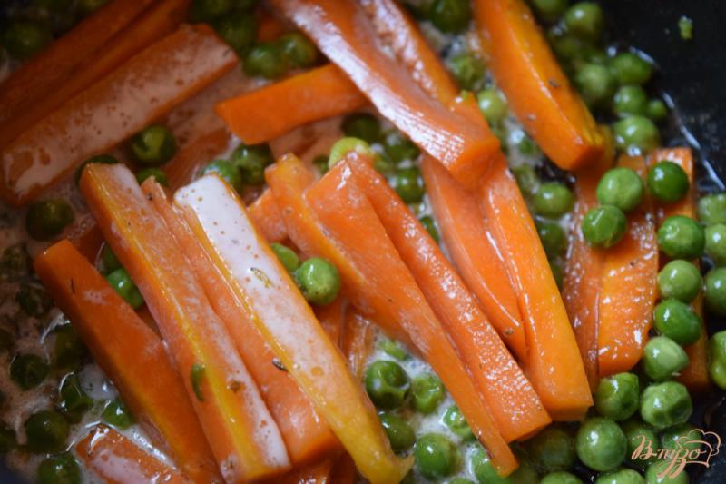 Фото приготовление рецепта: Гарнир из моркови и горошка шаг №5