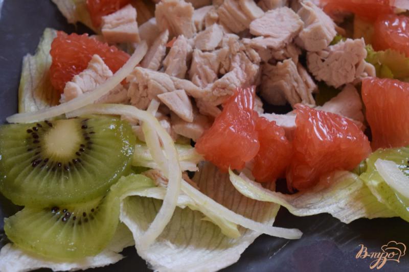 Фото приготовление рецепта: Салат с курицей, киви и грейпфрутом шаг №4