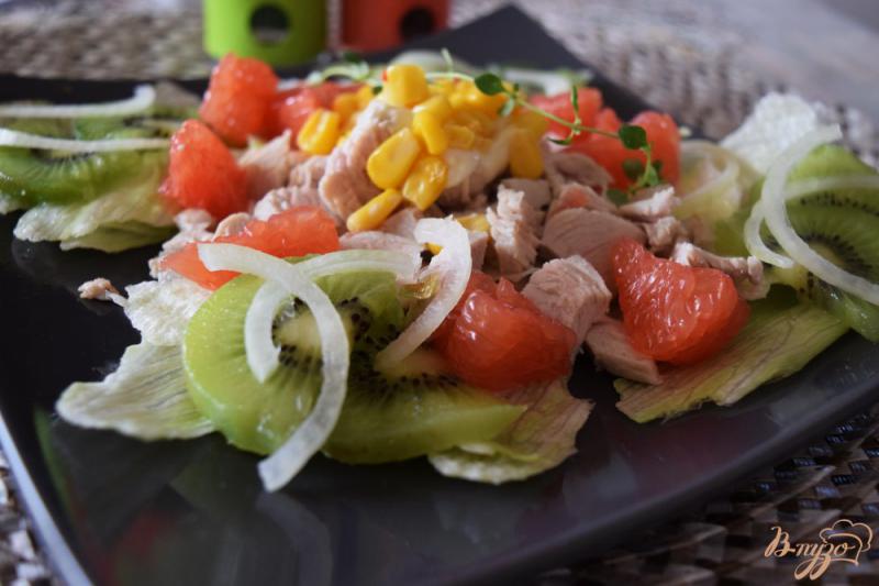 Фото приготовление рецепта: Салат с курицей, киви и грейпфрутом шаг №6