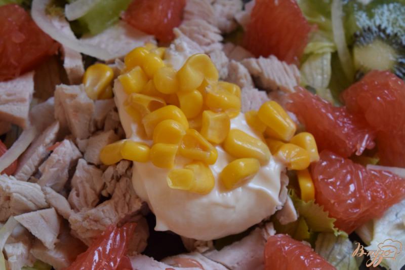 Фото приготовление рецепта: Салат с курицей, киви и грейпфрутом шаг №5