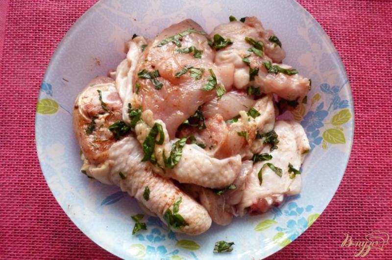 Фото приготовление рецепта: Курица с базиликом шаг №2