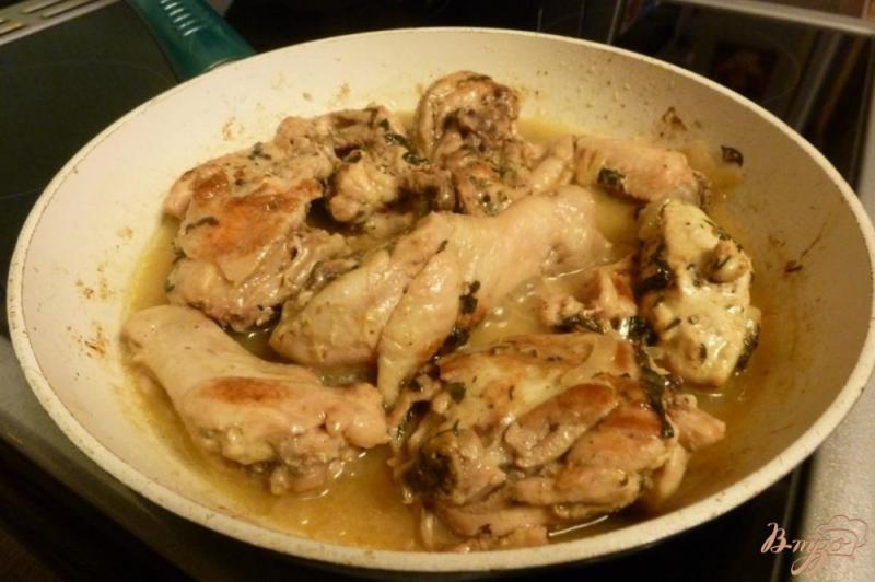 Фото приготовление рецепта: Курица с базиликом шаг №4