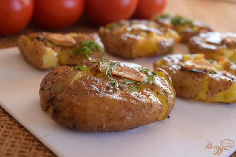 Фото приготовление рецепта: Картофель с травами и чесноком шаг №5