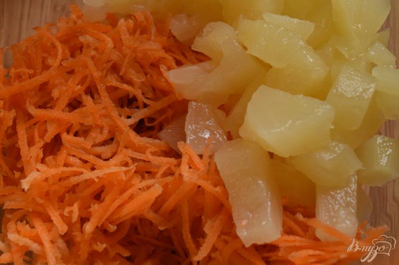 Фото приготовление рецепта: Салат с ананасом, сыром и морковью шаг №1