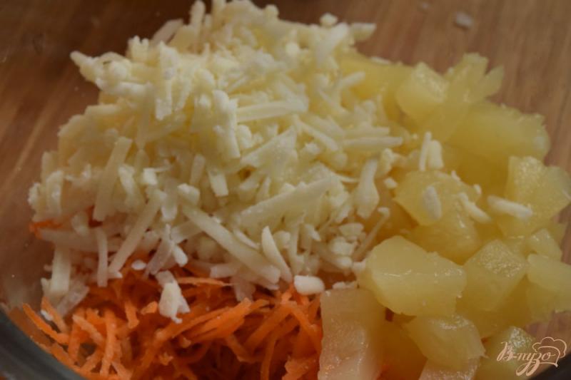 Фото приготовление рецепта: Салат с ананасом, сыром и морковью шаг №2