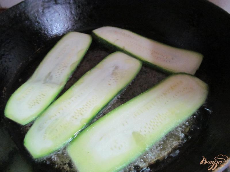 Фото приготовление рецепта: Закуска из кабачка с фаршем шаг №3