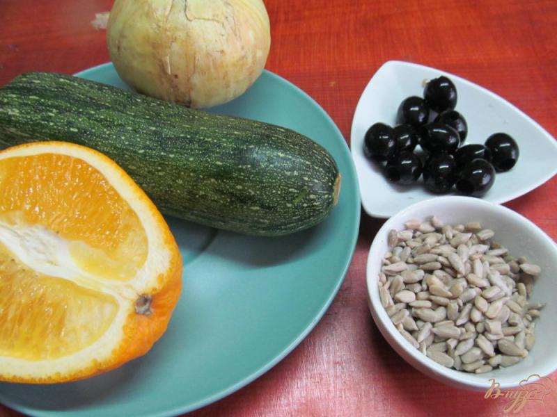 Фото приготовление рецепта: Салат из апельсина кабачка и оливок шаг №1