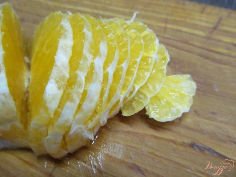 Фото приготовление рецепта: Салат из апельсина кабачка и оливок шаг №5