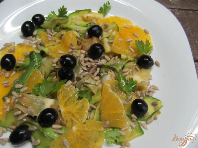 Фото приготовление рецепта: Салат из апельсина кабачка и оливок шаг №6