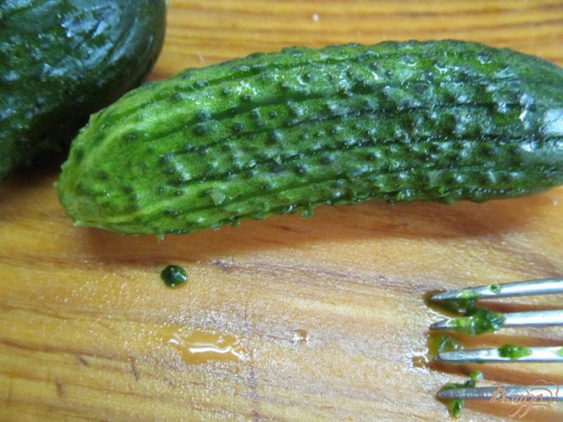 Фото приготовление рецепта: Салат из огурца и оливок шаг №1