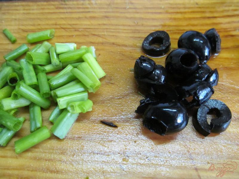 Фото приготовление рецепта: Салат из огурца и оливок шаг №2