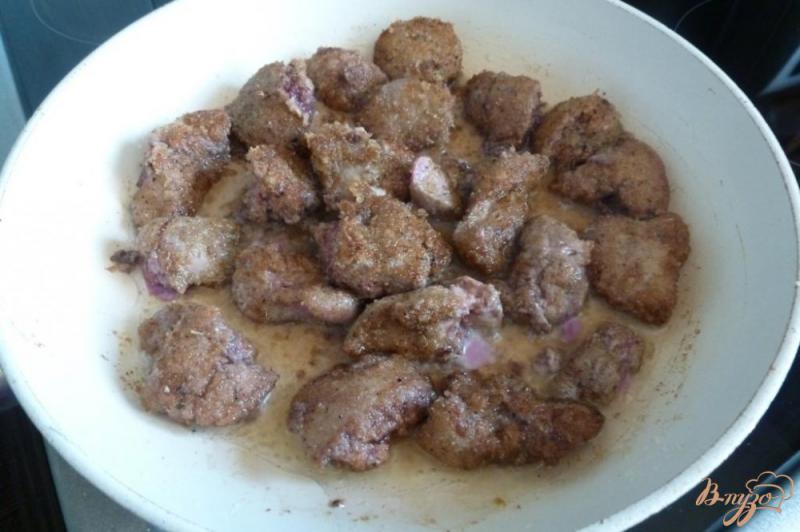 Фото приготовление рецепта: Теплый салат из куриной печени и черешни шаг №3