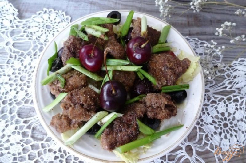 Фото приготовление рецепта: Теплый салат из куриной печени и черешни шаг №9