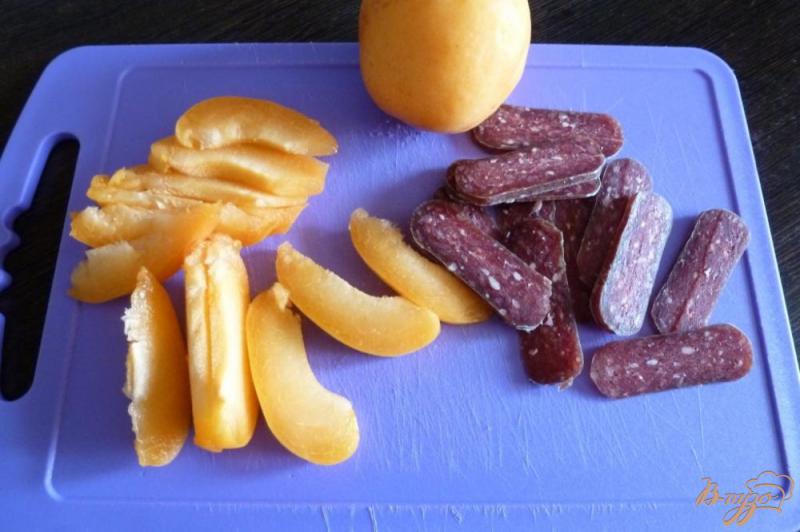 Фото приготовление рецепта: Салат из бастурмы и абрикосов шаг №1