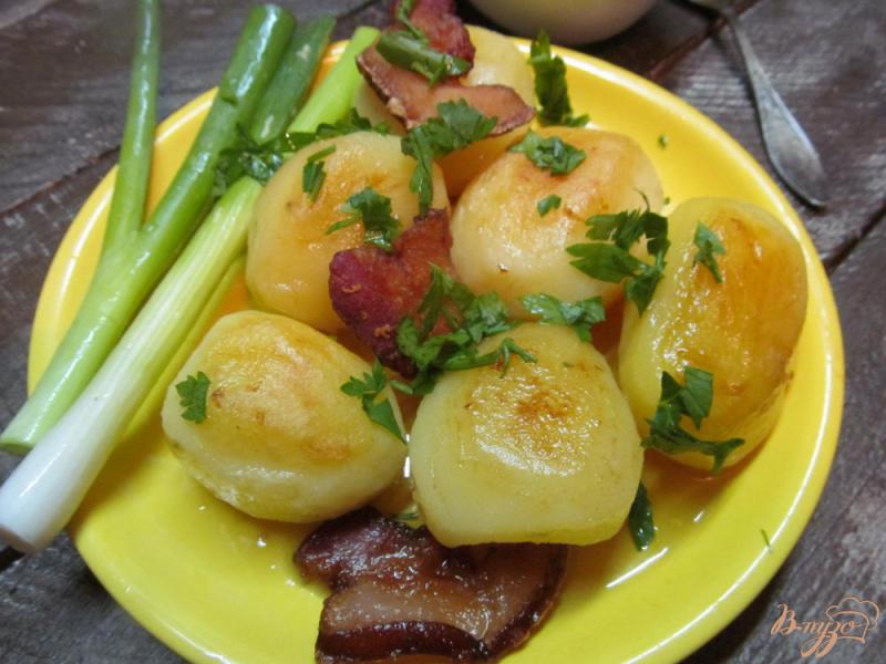 Фото приготовление рецепта: Молодой картофель с помидорной заправкой шаг №5
