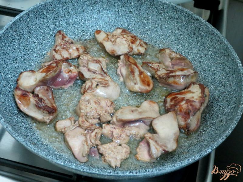 Фото приготовление рецепта: Салат из куриной печени и кабачков шаг №2