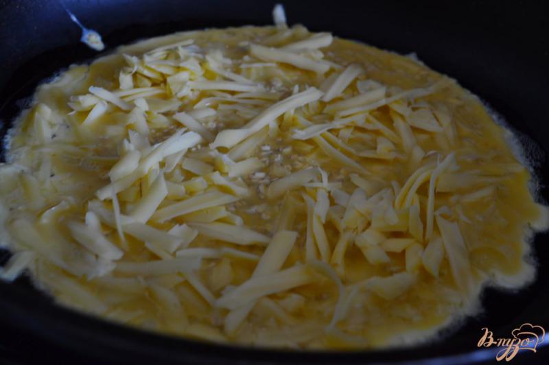 Фото приготовление рецепта: Сырный омлет с овсом шаг №4