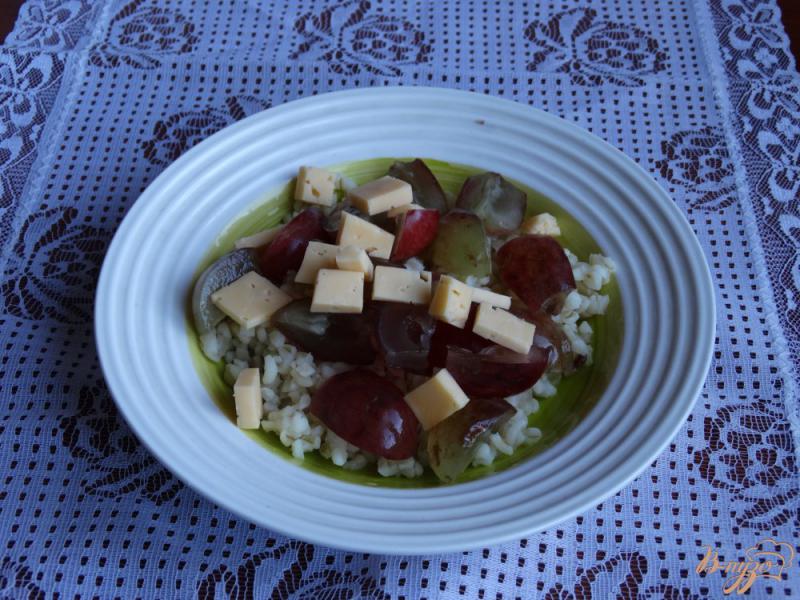 Фото приготовление рецепта: Салат с булгуром и виноградом шаг №3
