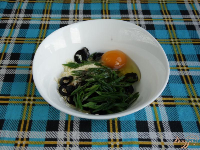 Фото приготовление рецепта: Кабачковая закуска с сыром и маслинами шаг №9