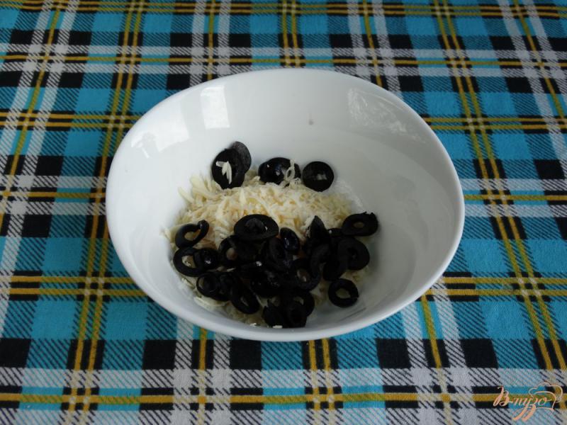 Фото приготовление рецепта: Кабачковая закуска с сыром и маслинами шаг №7