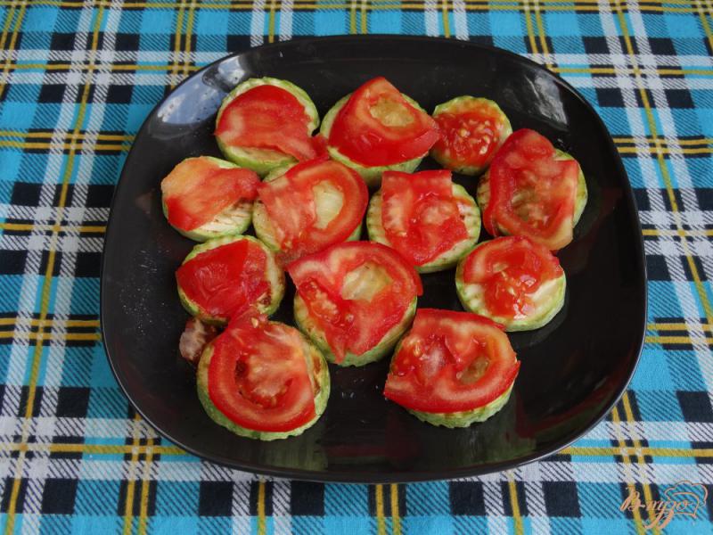 Фото приготовление рецепта: Кабачковая закуска с сыром и маслинами шаг №5