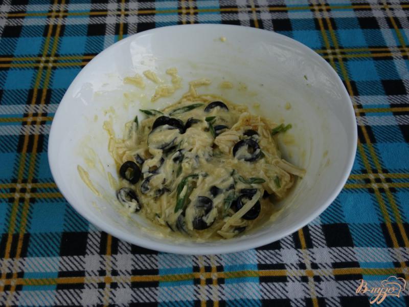Фото приготовление рецепта: Кабачковая закуска с сыром и маслинами шаг №11