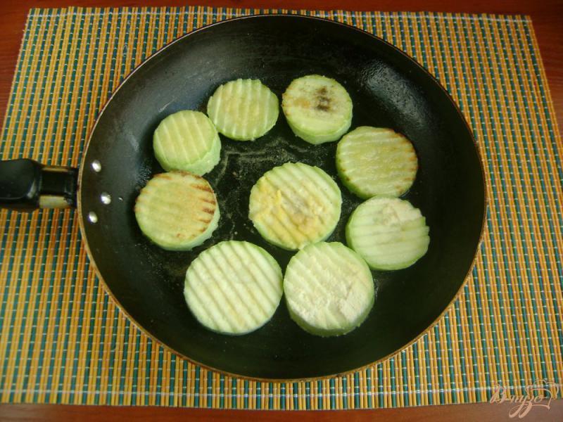 Фото приготовление рецепта: Кабачки с творогом и кресс-салатом шаг №3