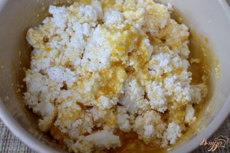 Фото приготовление рецепта: Творожные кексы на желтках шаг №2